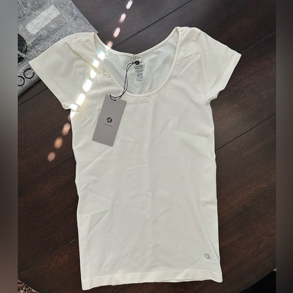 avocado Tops - NEW 🩵 avocado Seamless Performance Tee in Ivory